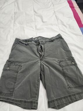 Izod Men's Gray Cargo Shorts